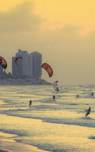 Notebook: Kitesurfing kite surfing kites surf 5x 8 150 Ruled Pages