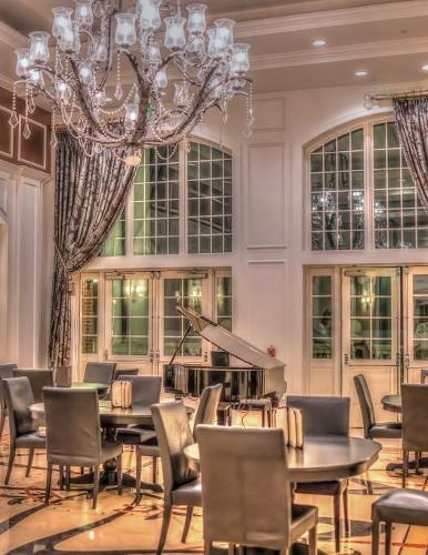 Notebook: Luxury Hotel Vacation Resort Piano Bar Holiday 8.5  x 11  150 Ruled Pages