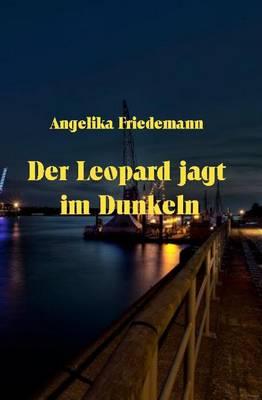 Der Leopard jagt im Dunkeln