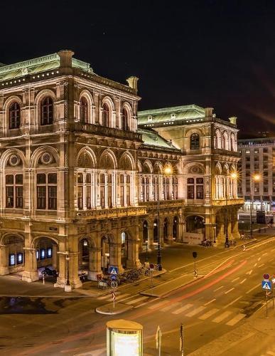 Notebook: Vienna Austria city night lights Austrian Europe European Saltzburg