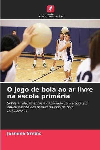 O jogo de bola ao ar livre na escola primária