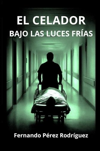 El celador bajo las luces frías.