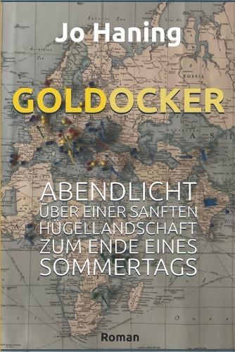 Goldocker: Abendlicht über einer sanften Hügellandschaft zum Ende eines Sommertags